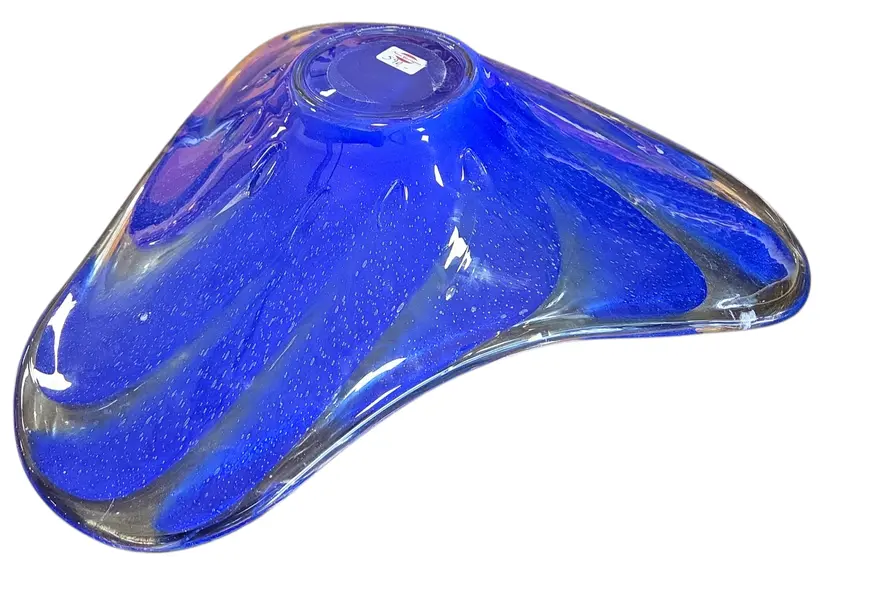 Foto de um(a) Fruteira em Murano Azul, da categoria de Fruteiras. Destaque a beleza da sua mesa com esta fruteira em vidro Murano. Com um design que exibe curvas orgânicas e um acabamento... Mostrado de uma perspectiva diferente. Vendido no marketplace Trésors.