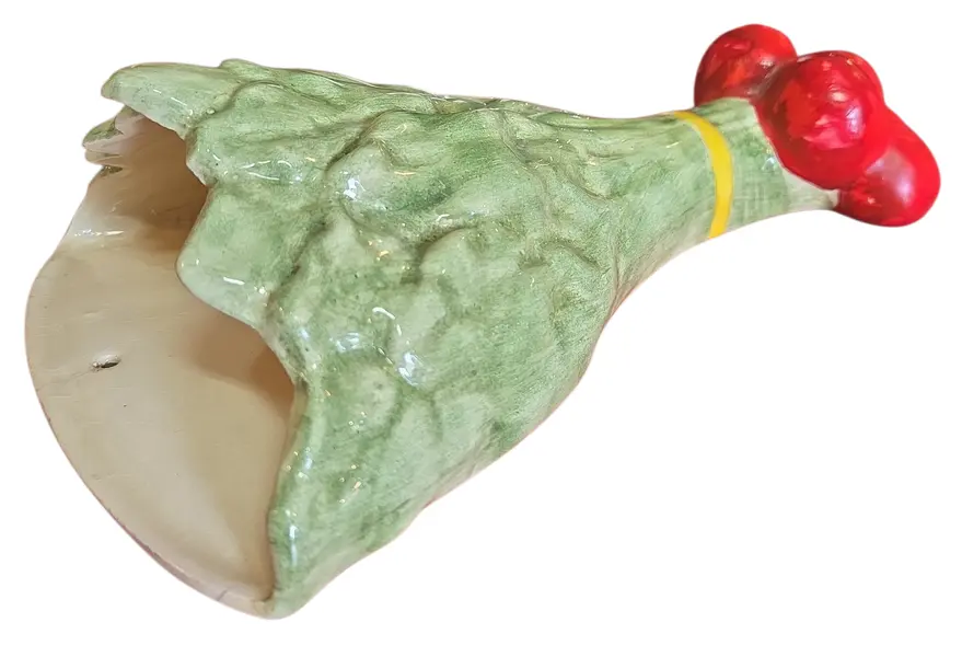 Foto de um(a) Vaso de Parede Antigo Rabanete em Faiança, da categoria de Floreira de parede. Exclusivo vaso de parede (pocket wall vase) em faiança vitrificada, moldado em formato figurativo de um maço de rabanetes.... Mostrado de uma perspectiva diferente. Vendido no marketplace Trésors.