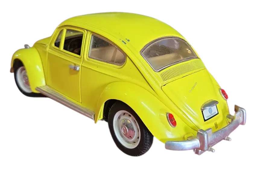 Foto de um(a) Miniatura Volkswagen Beetle (Fusca) 1967 - Amarelo Girassol - Escala 1:18, da categoria de Carros e caminhões de brinquedo. Destaque sua coleção com este clássico absoluto: o Volkswagen Beetle 1967. Conhecido por ser o ano de ouro do Fusca, este... Mostrado de uma perspectiva diferente. Vendido no marketplace Trésors.
