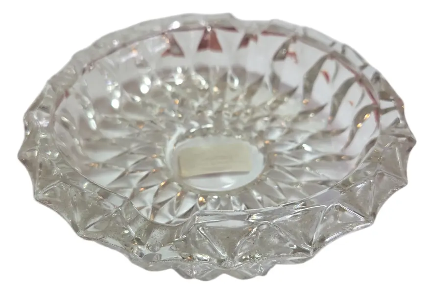 Foto de um(a) Cinzeiro Cristal Margot, da categoria de Cinzeiros. O ápice da elegância funcional. Este cinzeiro é esculpido em cristal de alta transparência, apresentando lapidações... Vendido no marketplace Trésors.