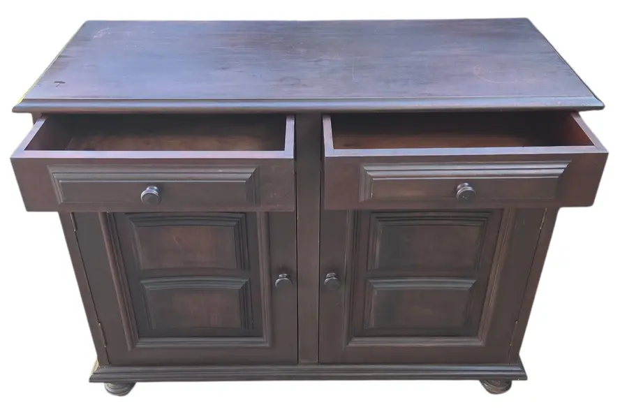 Foto de um(a) Cômoda em Madeira Maciça – Elegância e Durabilidade Vitalícia, da categoria de Cômodas e Sapateira. Transforme seu quarto com a presença imponente desta cômoda em madeira maciça, esta peça oferece a resistência real da... Mostrado de uma perspectiva diferente. Vendido no marketplace Trésors.