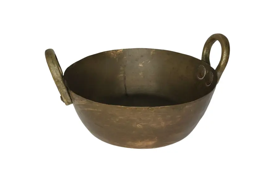 Foto de um(a) Tacho de Cobre Antigo, da categoria de Panelas. Peça clássica e robusta, ideal tanto para uso culinário quanto para decoração rústica e colecionismo. Vendido no marketplace Trésors.