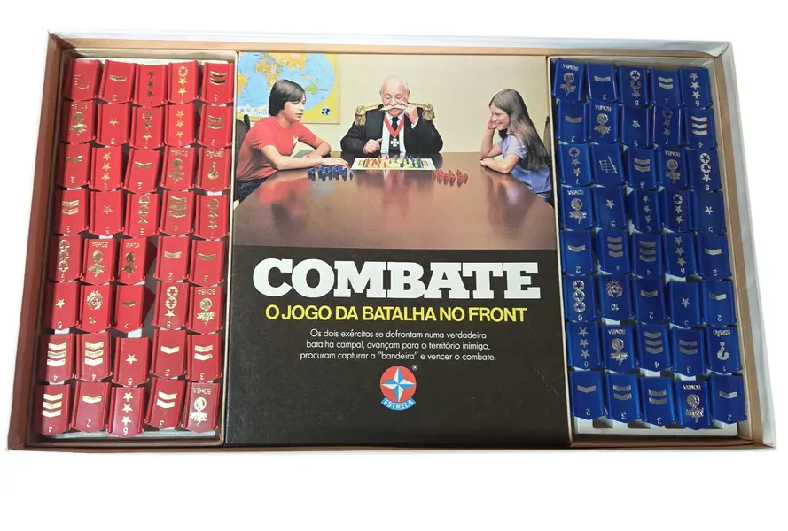 Foto de um(a) Front de Batalha: Operação Estratégica, da categoria de Jogos de tabuleiro. Prepare suas tropas para o desafio definitivo de inteligência e coragem! A Estrela apresenta Front de Batalha, o jogo onde o... Mostrado de uma perspectiva diferente. Vendido no marketplace Trésors.