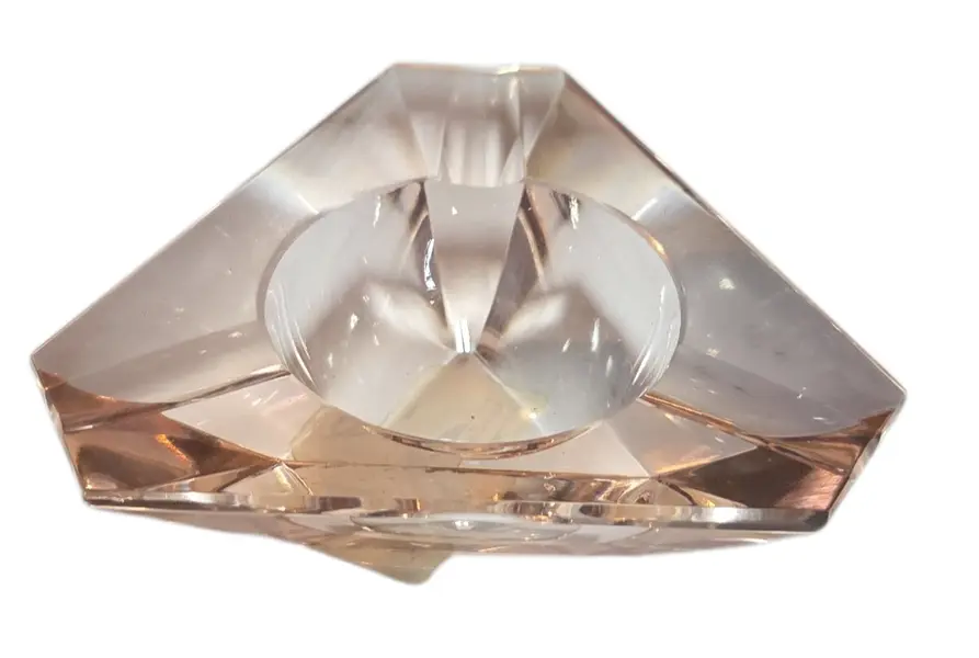Foto de um(a) Cinzeiro Cristal - Triangulo, da categoria de Cinzeiros. O ápice da elegância funcional. Este cinzeiro é esculpido em cristal de alta transparência, apresentando lapidações... Vendido no marketplace Trésors.