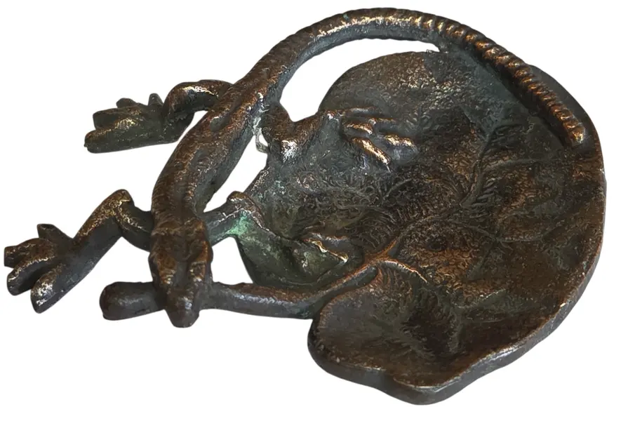 Foto de um(a) Antigo Cinzeiro em Bronze – Lagarto, da categoria de Cinzeiros. Encantador e raro cinzeiro antigo de mesa confeccionado em bronze, apresentando uma belíssima pátina escura natural do... Mostrado de uma perspectiva diferente. Vendido no marketplace Trésors.