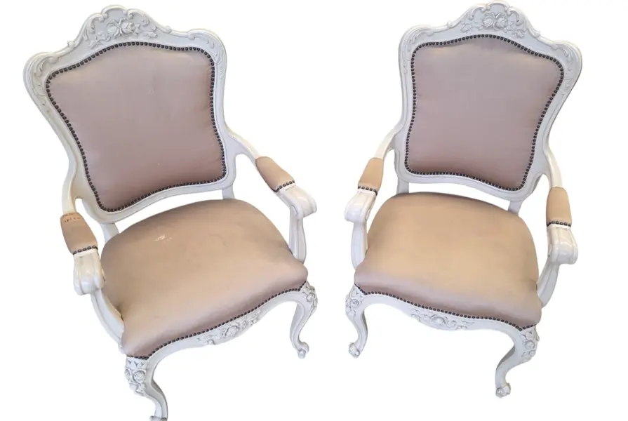 Foto de um(a) Par de Poltronas Luis XV brancas, da categoria de Poltronas. Par de Poltronas Luis XV BrancasEm ótimo estado de conservação!. Mostrado de uma perspectiva diferente. Vendido no marketplace Trésors.