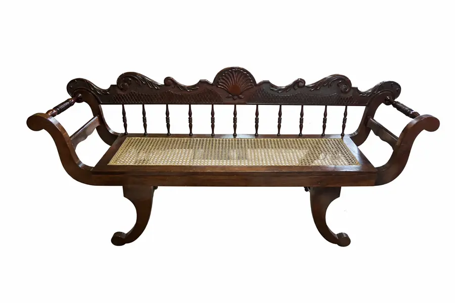 Foto de um(a) Banco colonial em Imbuia maciça entalhada com assento em palhinha, da categoria de Recamier e Chaise. Banco antigo confeccionado em imbuia maciça entalhada à mão, apresentando rico trabalho artesanal no encosto e nos braços... Vendido no marketplace Trésors.