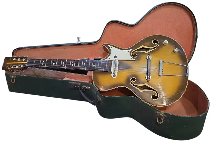 Foto de um(a) Raridade: Guitarra Del Vecchio Archtop 1957 Timbre Vox – Goldburst – 100% Original com Case, da categoria de Instrumentos musicais. Um Testemunho Histórico da Música Brasileira Essa guitarra é uma joia rara, uma das primeiras guitarras elétricas fabricadas... Mostrado de uma perspectiva diferente. Vendido no marketplace Trésors.