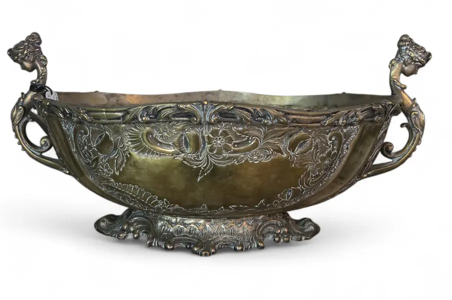 Foto de um(a) Raro Centro de Mesa Fernando Alves, da categoria de Centro de mesa. Detentor de uma elegância que atravessa gerações, este centro de mesa português é uma peça centenária de extrema... Vendido no marketplace Trésors.