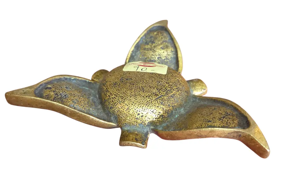 Foto de um(a) Cinzeiro Escultural em Bronze Maciço – Formato Flor em Pétalas, da categoria de Cinzeiros. Uma verdadeira joia para a sua mesa. Este cinzeiro em formato de flor é fundido em bronze maciço, apresentando um peso... Mostrado de uma perspectiva diferente. Vendido no marketplace Trésors.