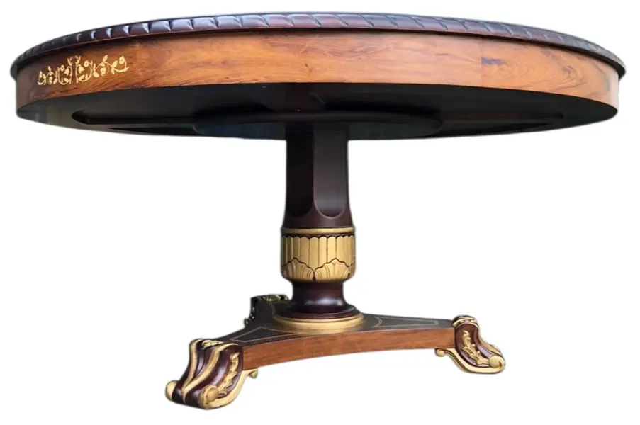 Foto de um(a) Mesa Clássica em Marchetaria e detalhes em Folha de Ouro, da categoria de Mesas de Jantar. Mesa clássica redonda com estrutura em madeira maciça de jequitibá tingida de imbuia. A parte da marchetaria é feita com... Mostrado de uma perspectiva diferente. Vendido no marketplace Trésors.