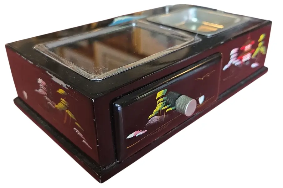 Foto de um(a) Cinzeiro e Caixa de Musica, da categoria de Cinzeiros. Onde a tradição japonesa encontra a mecânica de precisão. Este conjunto de caixa e cinzeiro não apenas organiza o ambiente,... Mostrado de uma perspectiva diferente. Vendido no marketplace Trésors.