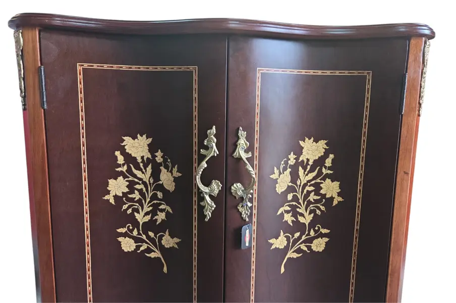 Foto de um(a) Cômoda com Marchetaria e Bronze, da categoria de Cômodas e Sapateira. Elegância Clássica e Sofisticação para o seu AmbienteExclusiva cômoda balcão de apoio em estilo clássico europeu (Bombê),... Mostrado de uma perspectiva diferente. Vendido no marketplace Trésors.