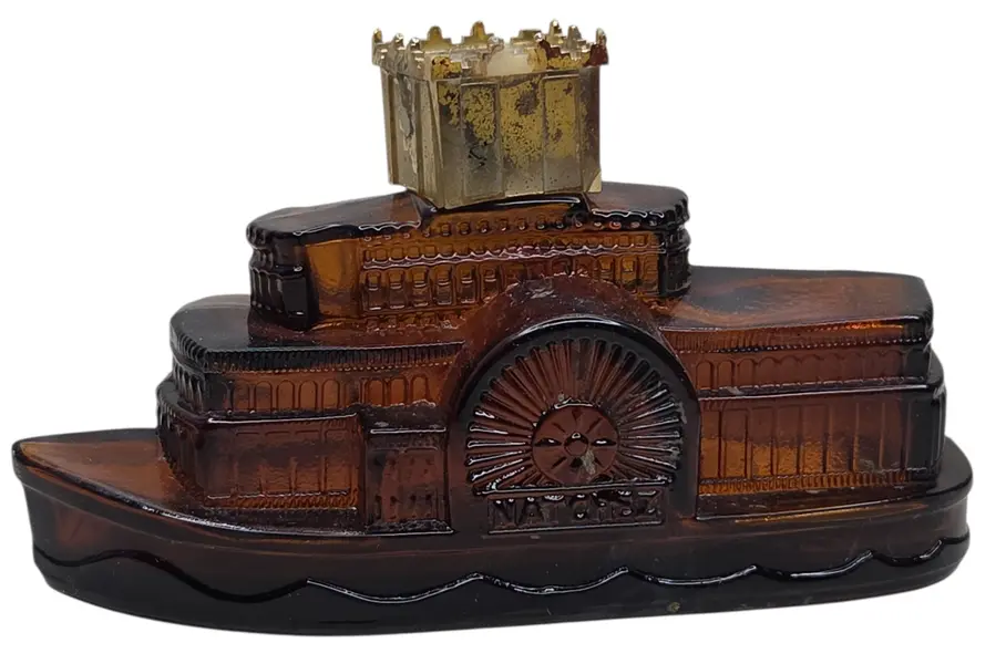 Foto de um(a) Perfume Avon Barco A Vapor Vintage, da categoria de Outros colecionáveis. Perfume Avon Barco a vapor vintage. Mostrado de uma perspectiva diferente. Vendido no marketplace Trésors.