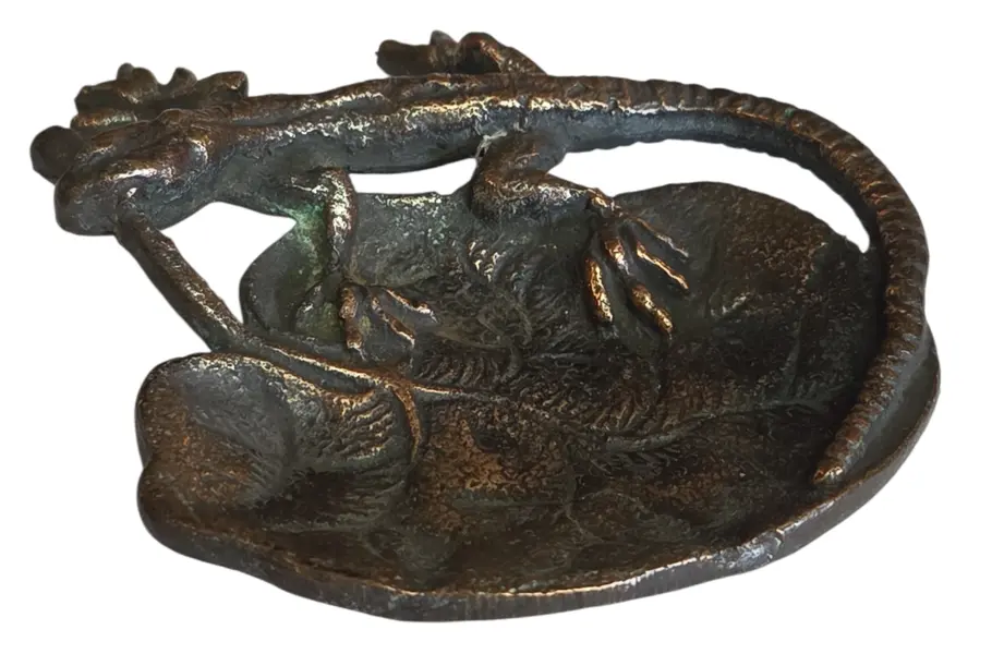 Foto de um(a) Antigo Cinzeiro em Bronze – Lagarto, da categoria de Cinzeiros. Encantador e raro cinzeiro antigo de mesa confeccionado em bronze, apresentando uma belíssima pátina escura natural do... Mostrado de uma perspectiva diferente. Vendido no marketplace Trésors.