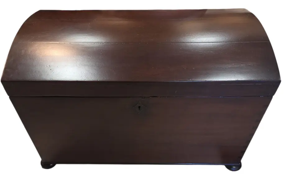 Foto de um(a) Baú Organizador de Imbuia – Sofisticação e História no seu Quarto, da categoria de Baús. Uma peça imponente que atravessa gerações. Este baú é confeccionado em imbuia maciça, uma das madeiras mais raras e nobres... Mostrado de uma perspectiva diferente. Vendido no marketplace Trésors.