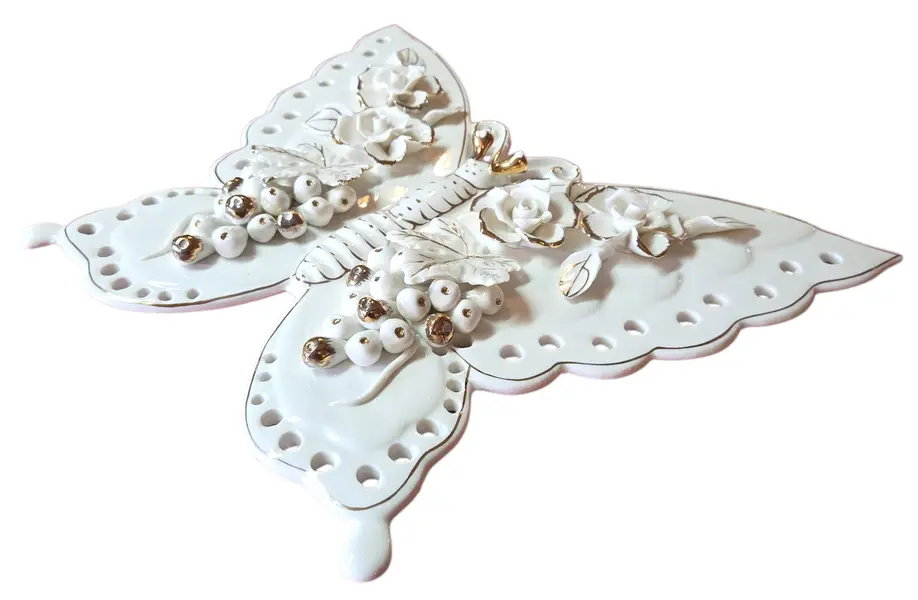 Foto de um(a) Borboleta Decorativa em Porcelana Moldada – Relevo Floral, da categoria de Objetos de parede esculturais. Exuberante escultura de parede ou mesa em porcelana branca vitrificada, apresentando o formato de uma borboleta com asas... Mostrado de uma perspectiva diferente. Vendido no marketplace Trésors.