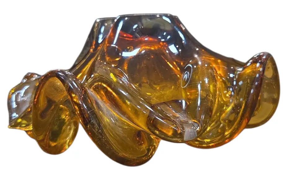 Foto de um(a) Cinzeiro em Murano, da categoria de Cinzeiros. Adicione um toque de cor e brilho ao seu décor com este cinzeiro em Cristal Murano. Com seu design robusto e lapidação... Mostrado de uma perspectiva diferente. Vendido no marketplace Trésors.