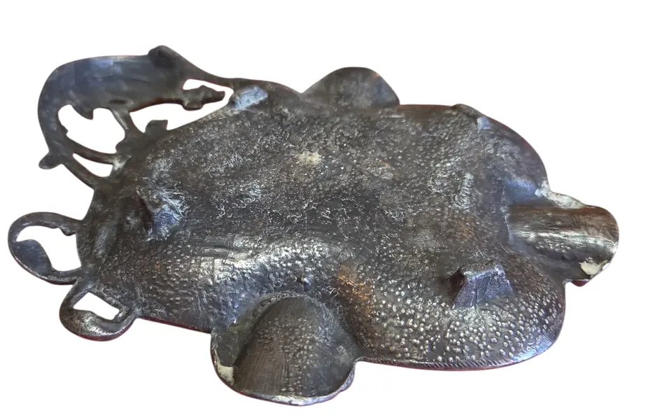 Foto de um(a) Cinzeiro Dragão em Metal Prateado, da categoria de Cinzeiros. Apresentamos um refinado cinzeiro de coleção, produzido em metal com acabamento oxidado. A peça destaca-se pela sua... Mostrado de uma perspectiva diferente. Vendido no marketplace Trésors.