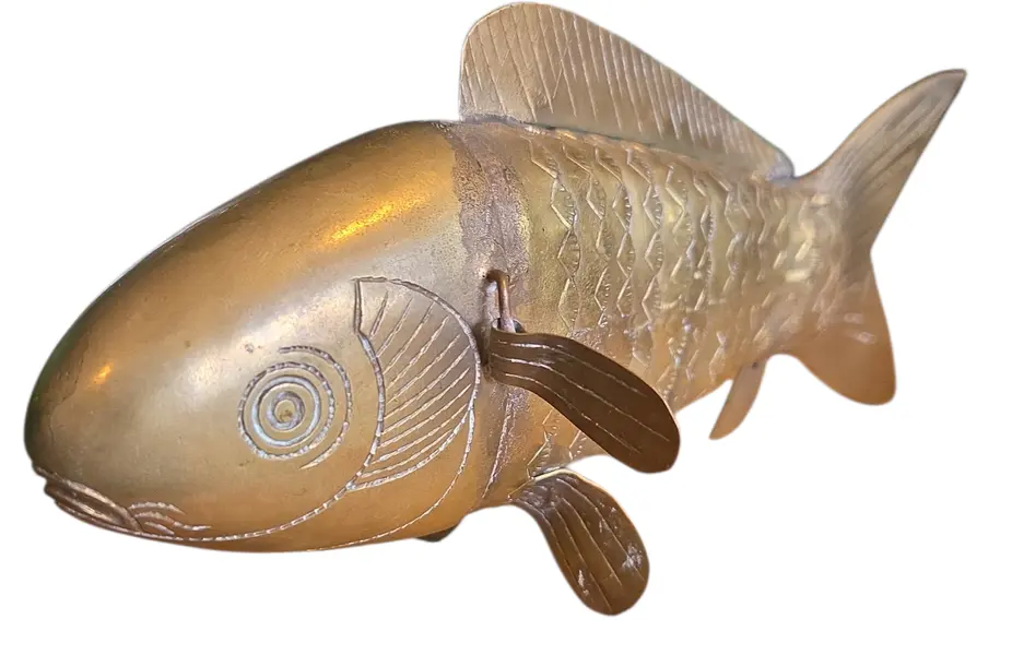 Foto de um(a) Peixe Escultural em Latão Dourado, da categoria de Escultura. A pátina natural do latão confere um charme vintage autêntico, tornando-o o acessório perfeito para mesas de centro,... Vendido no marketplace Trésors.