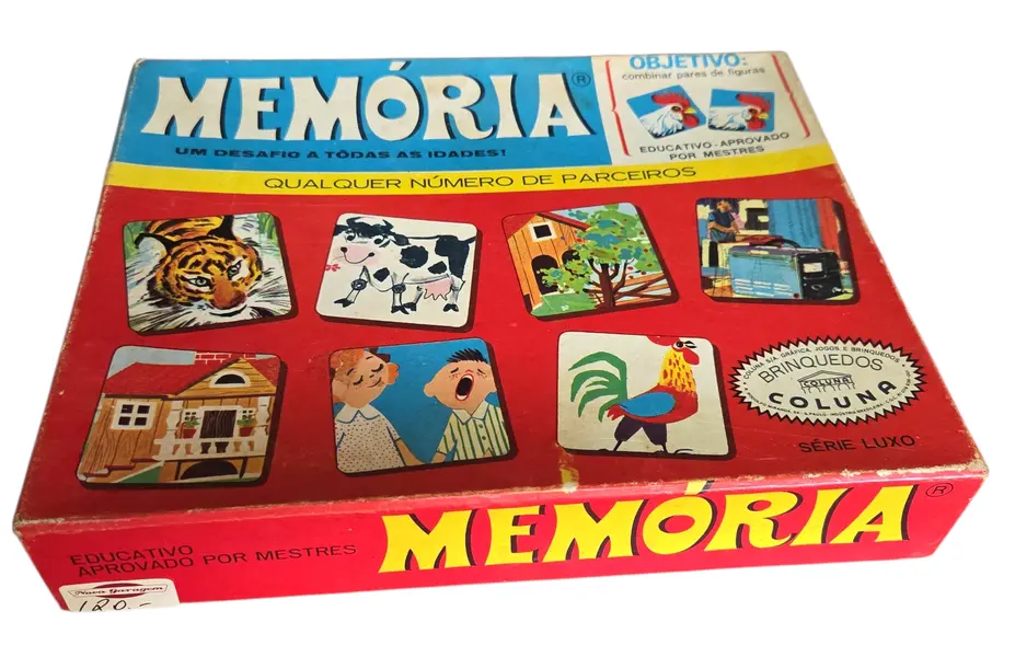 Foto de um(a) Jogo de Memória - Série Luxo nº 804, da categoria de Jogos de tabuleiro. Este não é um jogo de memória comum de papel fino. A Série Luxo destaca-se pelas suas peças em papel cartão duplex de alta... Mostrado de uma perspectiva diferente. Vendido no marketplace Trésors.