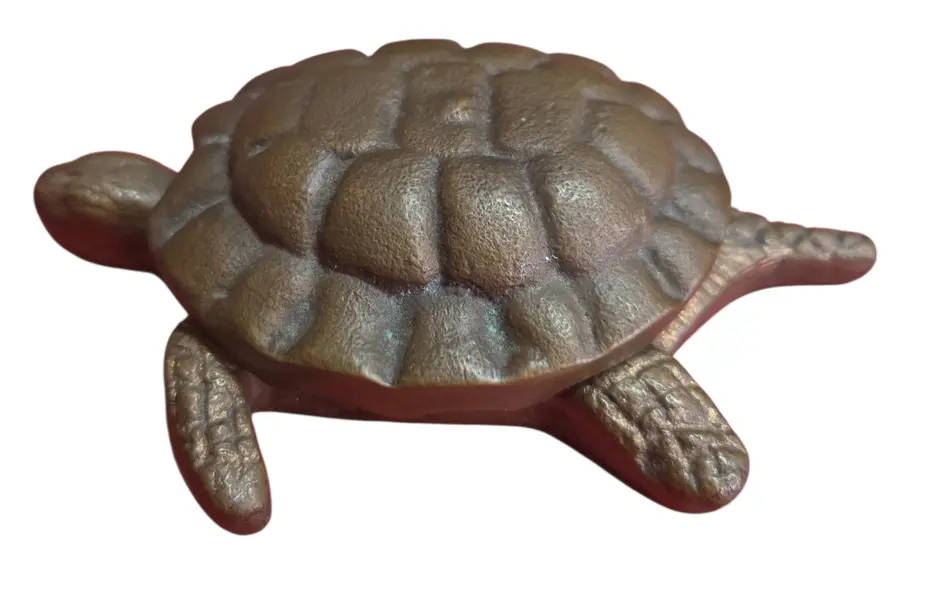 Foto de um(a) Cinzeiro Marinho: Tartaruga em Bronze, da categoria de Cinzeiros. Inspirada na longevidade e resistência das tartarugas marinhas, esta peça decorativa em bronze é um item de destaque para... Mostrado de uma perspectiva diferente. Vendido no marketplace Trésors.