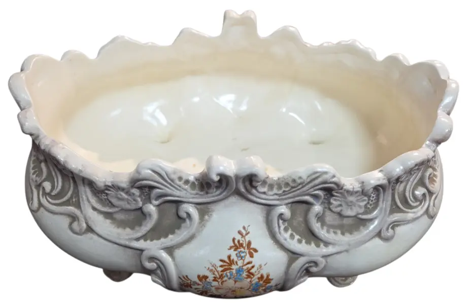 Foto de um(a) Antiga Floreira de Mesa Cerâmica Weiss – Coleção 87 – Pintada à Mão, da categoria de Cachepot. Clássico da Cerâmica Brasileira para sua Decoração. Esta belíssima floreira da Cerâmica Weiss é uma peça que une a tradição... Mostrado de uma perspectiva diferente. Vendido no marketplace Trésors.