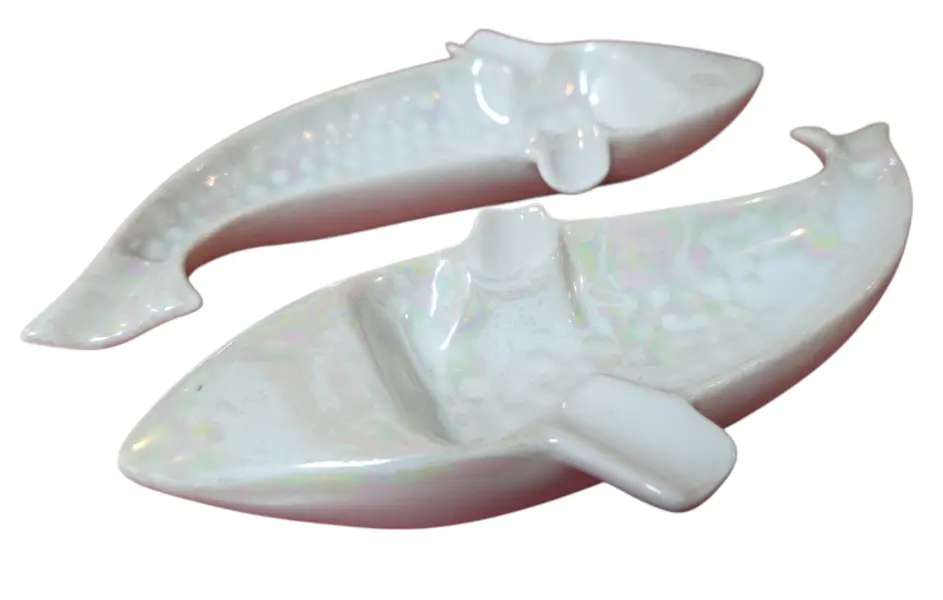 Foto de um(a) Par de Cinzeiros em Porcelana - Peixe, da categoria de Cinzeiros. Simetria e estilo náutico. Este par de cinzeiros em porcelana traz o frescor do design figurativo em formato de peixe,... Vendido no marketplace Trésors.