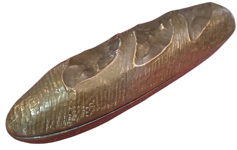 Foto de um(a) Baguete Decorativa em Latão, da categoria de Outros colecionáveis. Esta peça exclusiva é uma celebração da panificação clássica traduzida em arte decorativa. Com um realismo impressionante,... Vendido no marketplace Trésors.
