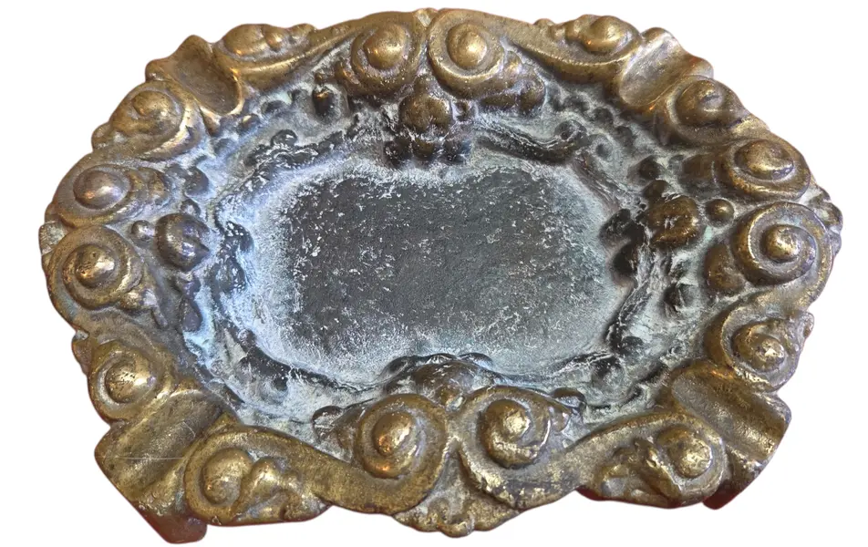 Foto de um(a) Cinzeiro em Bronze Maciço, da categoria de Cinzeiros. A beleza na simplicidade. Este cinzeiro em bronze maciço aposta em linhas limpas e um design funcional que se adapta a... Mostrado de uma perspectiva diferente. Vendido no marketplace Trésors.