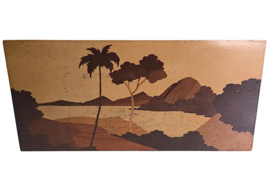 Foto de um(a) Porta-Selos em Madeira com Marchetaria Fina – Trabalho Artesanal, da categoria de Cestos e Caixas. Uma peça de requinte para os amantes da filatelia e da marcenaria clássica. Este porta-selos apresenta um minucioso trabalho... Mostrado de uma perspectiva diferente. Vendido no marketplace Trésors.