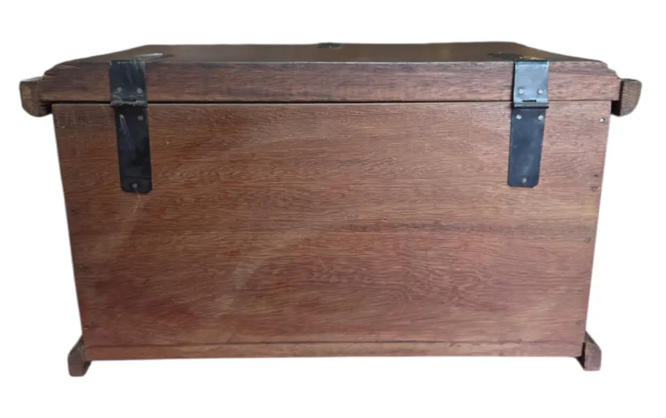 Foto de um(a) Pequeno Baú em Madeira Maciça com Esculturas em Relevo, da categoria de Baús. Este charmoso baú em madeira maciça apresenta um trabalho artesanal rico em detalhes. A face frontal e as laterais são... Mostrado de uma perspectiva diferente. Vendido no marketplace Trésors.