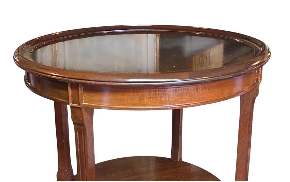 Foto de um(a) Mesa Lateral Redonda Clássica em Madeira, da categoria de Mesas laterais. Elegante mesa lateral (ou de apoio) clássico, ideal para compor salas de estar, escritórios ou recepções com um toque de... Mostrado de uma perspectiva diferente. Vendido no marketplace Trésors.
