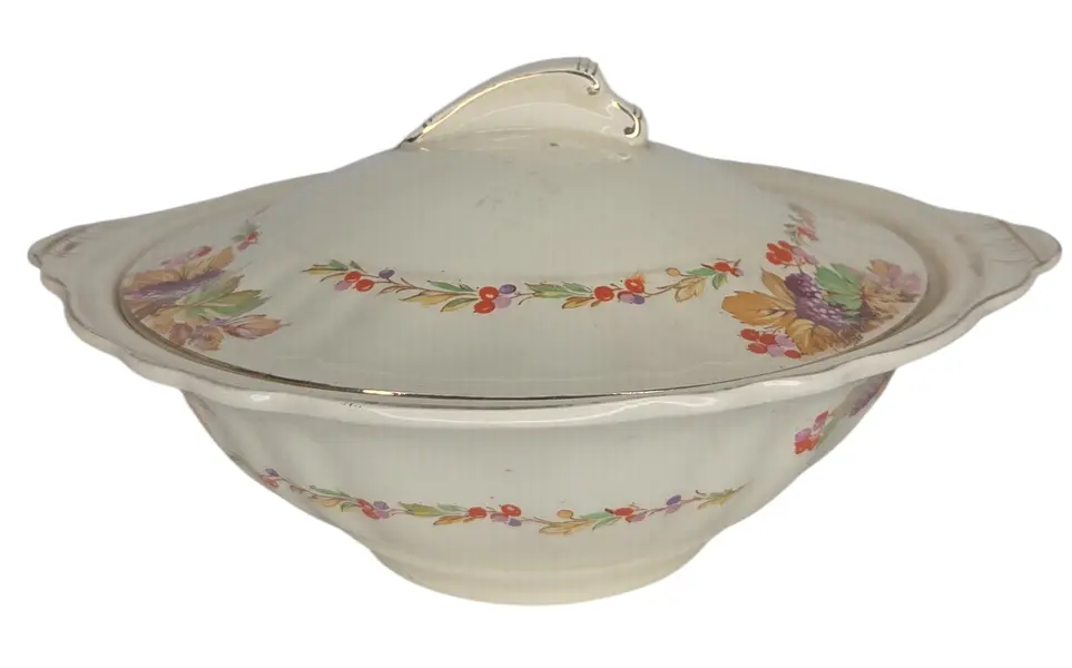 Foto de um(a) Sopeira Inglesa J&G Meakin Sunshine - Faiança "Autumn Fruits" com Friso a Ouro, da categoria de Terrinas de sopa. Belíssima sopeira antiga (terrina) em faiança inglesa, produzida pela renomada manufatura J&G Meakin, pertencente à icônica... Mostrado de uma perspectiva diferente. Vendido no marketplace Trésors.