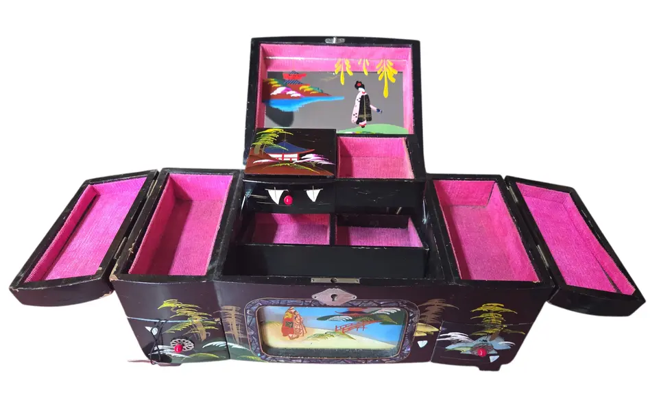 Foto de um(a) Caixa de Musica Japonesa, da categoria de Cestos e Caixas. Equilíbrio perfeito entre arte e engenharia. As caixas de música japonesas são reconhecidas globalmente pela pureza acústica... Mostrado de uma perspectiva diferente. Vendido no marketplace Trésors.