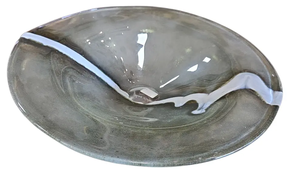 Foto de um(a) Fruteira em Murano Cinza, da categoria de Fruteiras. Esta fruteira de Murano cinza é a união perfeita entre a tradição milenar do vidro e o design contemporâneo. A sobriedade do... Vendido no marketplace Trésors.