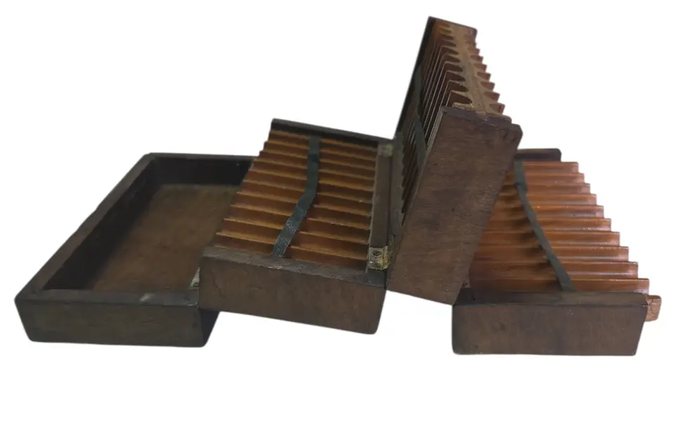 Foto de um(a) Porta-Cigarreira em Marchetaria – Paisagem de Araucárias em Madeira Nobre, da categoria de Cigarreiras e piteiras. Uma verdadeira obra de arte em miniatura. Este porta-cigarreira apresenta um trabalho primoroso de marchetaria, retratando a... Mostrado de uma perspectiva diferente. Vendido no marketplace Trésors.