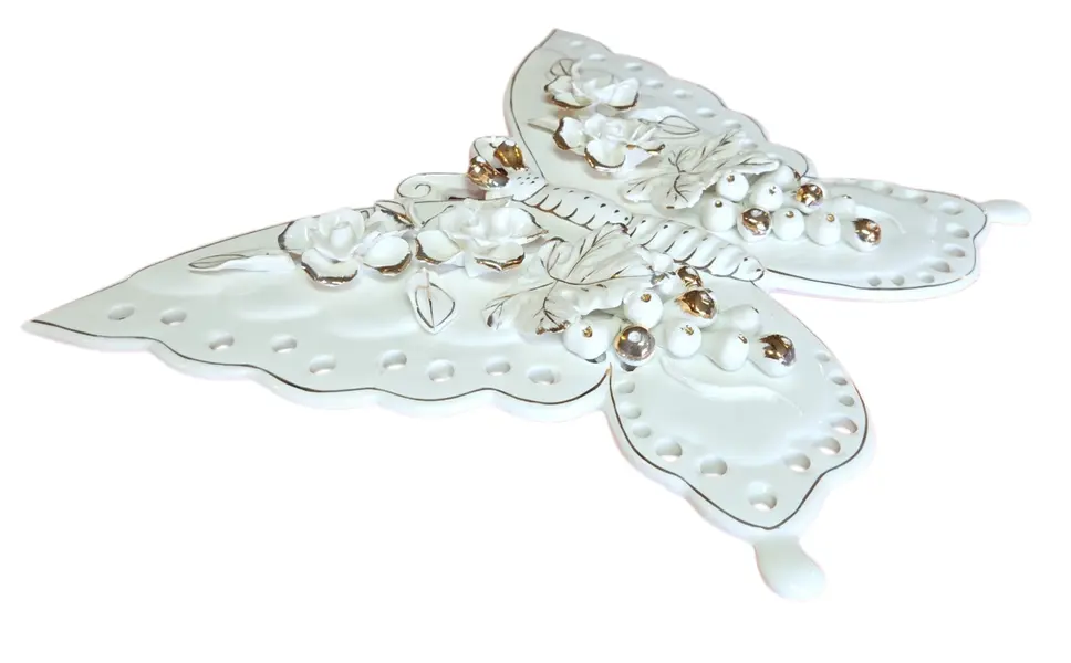 Foto de um(a) Borboleta Decorativa em Porcelana Moldada – Relevo Floral, da categoria de Objetos de parede esculturais. Exuberante escultura de parede ou mesa em porcelana branca vitrificada, apresentando o formato de uma borboleta com asas... Mostrado de uma perspectiva diferente. Vendido no marketplace Trésors.