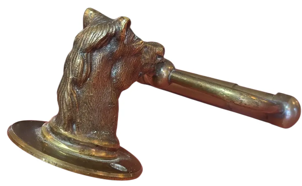 Foto de um(a) Antigo Suporte de Papel Higiênico em Bronze Maciço – Cabeça de Cavalo, da categoria de Suportes decorativos. Apresentamos um item de decoração funcional e cheio de personalidade: um suporte para papel higiênico confeccionado... Mostrado de uma perspectiva diferente. Vendido no marketplace Trésors.
