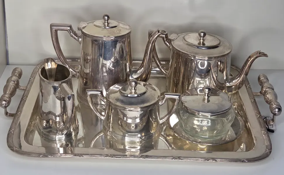 Foto de um(a) Raro Jogo de Prata Wolff 90 – 6 Peças de Alto Luxo, da categoria de Bules. Invista na tradição da prataria mundial com este conjunto exclusivo da renomada marca Wolff. Com banho de Prata 90 —... Mostrado de uma perspectiva diferente. Vendido no marketplace Trésors.