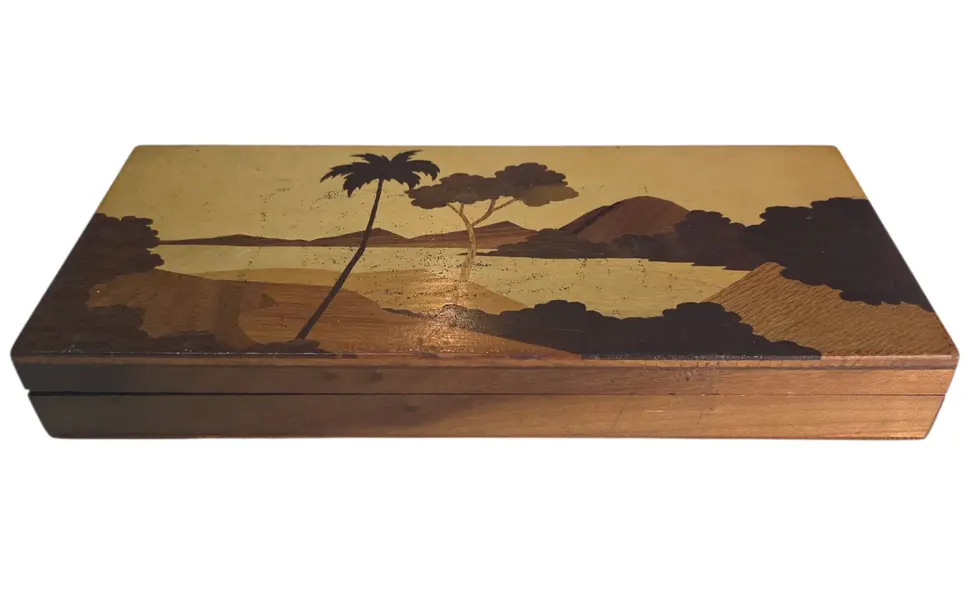 Foto de um(a) Porta-Selos em Madeira com Marchetaria Fina – Trabalho Artesanal, da categoria de Cestos e Caixas. Uma peça de requinte para os amantes da filatelia e da marcenaria clássica. Este porta-selos apresenta um minucioso trabalho... Mostrado de uma perspectiva diferente. Vendido no marketplace Trésors.