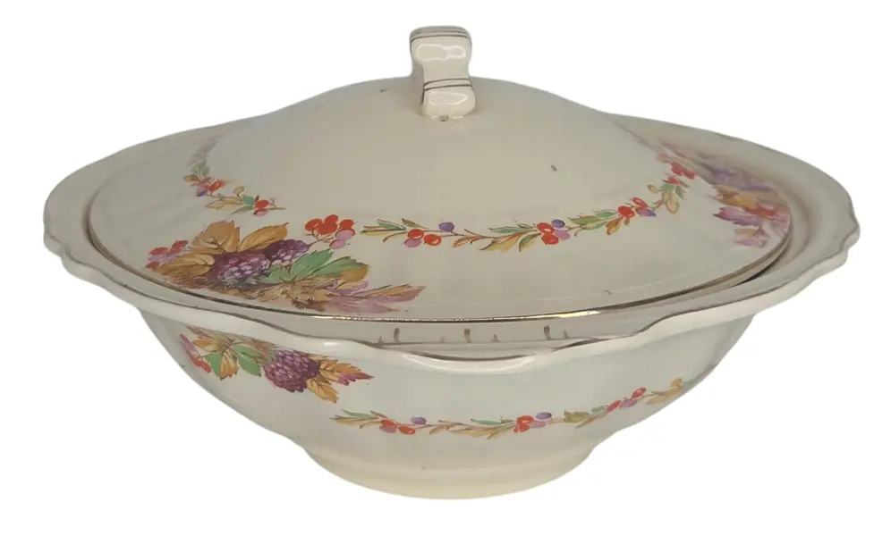 Foto de um(a) Sopeira Inglesa J&G Meakin Sunshine - Faiança "Autumn Fruits" com Friso a Ouro, da categoria de Terrinas de sopa. Belíssima sopeira antiga (terrina) em faiança inglesa, produzida pela renomada manufatura J&G Meakin, pertencente à icônica... Vendido no marketplace Trésors.