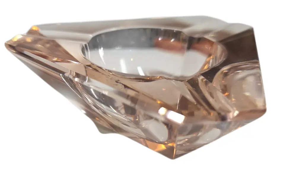 Foto de um(a) Cinzeiro Cristal - Triangulo, da categoria de Cinzeiros. O ápice da elegância funcional. Este cinzeiro é esculpido em cristal de alta transparência, apresentando lapidações... Mostrado de uma perspectiva diferente. Vendido no marketplace Trésors.