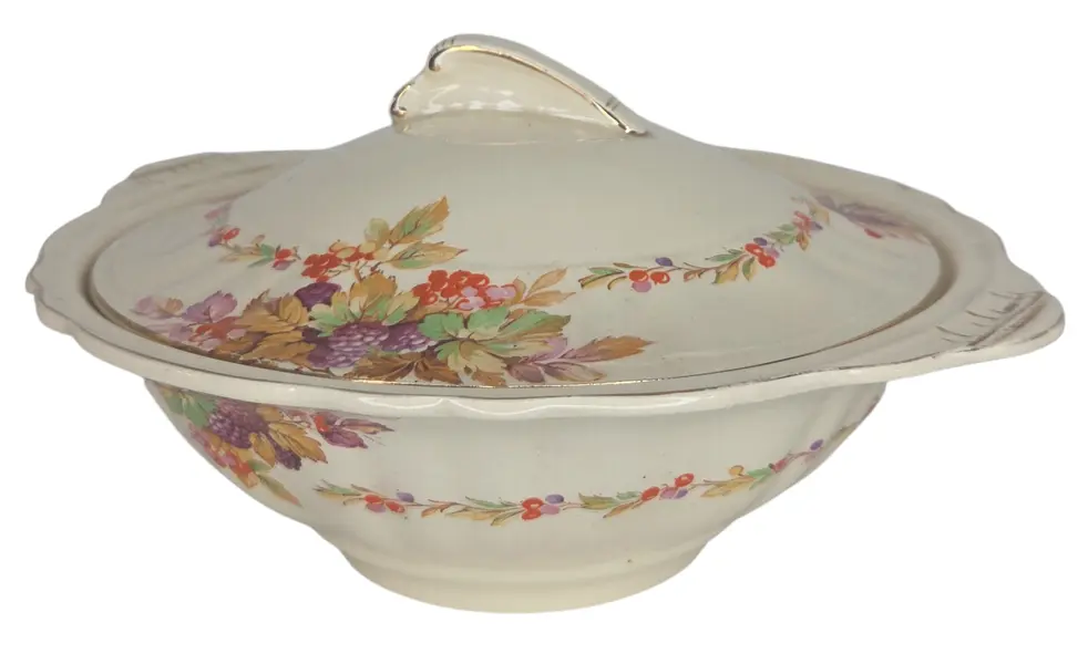 Foto de um(a) Sopeira Inglesa J&G Meakin Sunshine - Faiança "Autumn Fruits" com Friso a Ouro, da categoria de Terrinas de sopa. Belíssima sopeira antiga (terrina) em faiança inglesa, produzida pela renomada manufatura J&G Meakin, pertencente à icônica... Mostrado de uma perspectiva diferente. Vendido no marketplace Trésors.