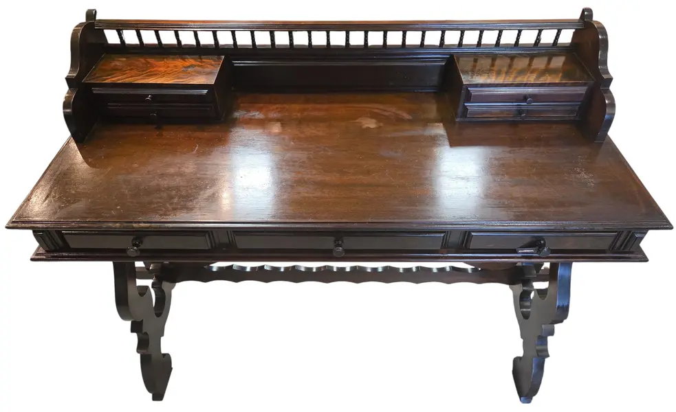 Foto de um(a) Escrivaninha Imperial Anos 60 em Madeira Nobre, da categoria de Escrivaninhas e Mesas de escritório. Uma peça de autoridade para o seu escritório ou home office. Esta escrivaninha é um exemplar magnífico do design Imperial... Mostrado de uma perspectiva diferente. Vendido no marketplace Trésors.