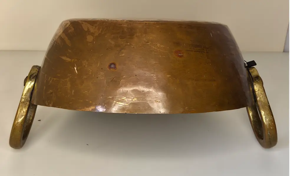 Foto de um(a) Tacho de Cobre Antigo, da categoria de Panelas. Peça clássica e robusta, ideal tanto para uso culinário quanto para decoração rústica e colecionismo. Mostrado de uma perspectiva diferente. Vendido no marketplace Trésors.