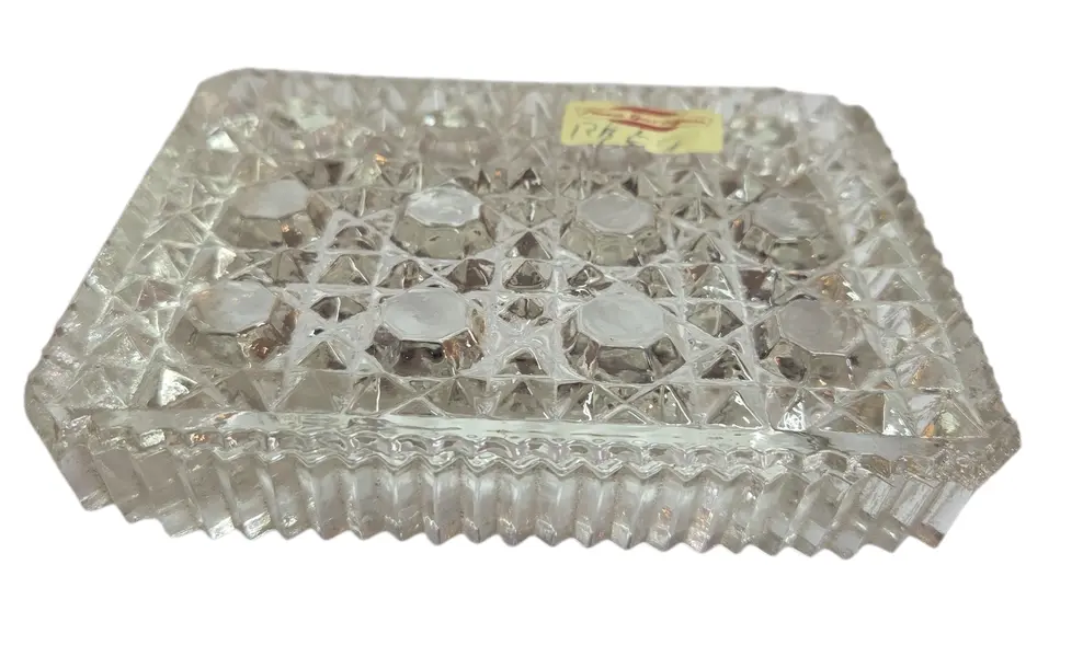 Foto de um(a) Cinzeiro Cristal Ruby, da categoria de Cinzeiros. O ápice da elegância funcional. Este cinzeiro é esculpido em cristal de alta transparência, apresentando lapidações... Mostrado de uma perspectiva diferente. Vendido no marketplace Trésors.