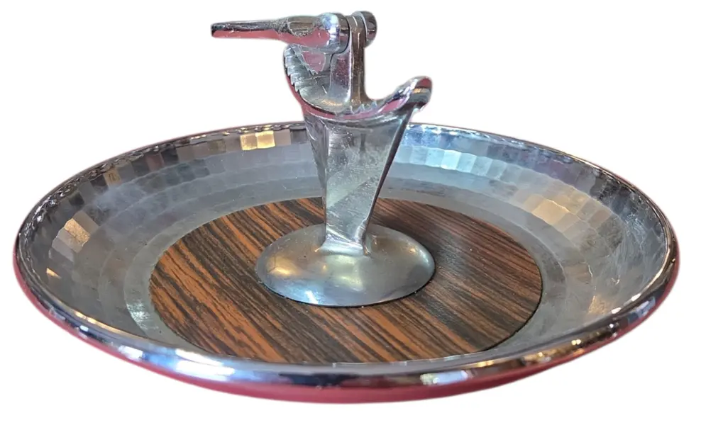 Foto de um(a) Quebra-Nozes Vintage com Base de Servir – Alumínio Polido, Madeira e Prato Martelado, da categoria de Outros utensílios para servir. Elegância para a Sua Mesa Este quebra-nozes não é apenas uma ferramenta, mas uma peça de decoração que evoca o charme das... Mostrado de uma perspectiva diferente. Vendido no marketplace Trésors.