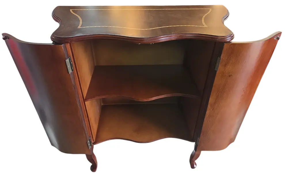 Foto de um(a) Cômoda com Marchetaria e Bronze, da categoria de Cômodas e Sapateira. Elegância Clássica e Sofisticação para o seu AmbienteExclusiva cômoda balcão de apoio em estilo clássico europeu (Bombê),... Mostrado de uma perspectiva diferente. Vendido no marketplace Trésors.