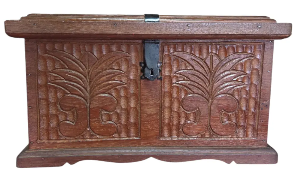 Foto de um(a) Pequeno Baú em Madeira Maciça com Esculturas em Relevo, da categoria de Baús. Este charmoso baú em madeira maciça apresenta um trabalho artesanal rico em detalhes. A face frontal e as laterais são... Mostrado de uma perspectiva diferente. Vendido no marketplace Trésors.